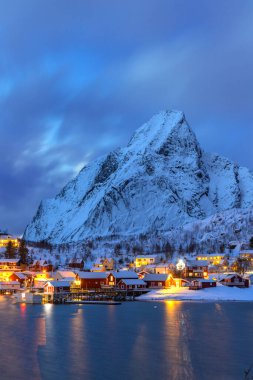 Lofoten 'daki Reine Köyü Kışın mavi saatinde, Norveç