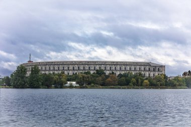 Nuerenberg, Almanya - Ekim 04, 2024: Dutzendteich Gölü 'nde Nazi Partisi' nin kongre merkezi olarak hizmet vermek amacıyla tamamlanmamış, geniş bir U biçimli bina olan eski Kongre Salonu.