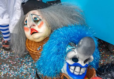 Basel, Switezrland - Mart, 11. 2025: Sokak kenarındaki Basel karnaval maskelerini kapatın. Basel Karnavalı UNESCO İnsanlığın Soyut Kültürel Mirası listesinde yer alıyor.