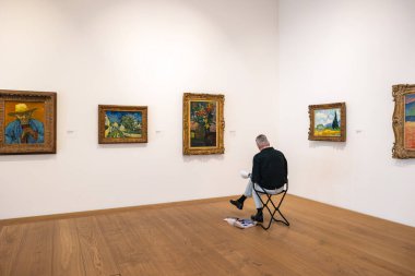 Zürih, İsviçre - 19 Mart 2025: Bir adam Sanat Müzesi 'nde (Kunsthaus) ana sanat eserlerini kopyalıyor.