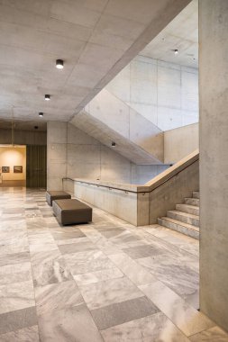 Zürih, İsviçre - 19 Mart 2025: Sanat Müzesi 'nin (Kunsthaus) modern binasındaki mermer duvar ve merdivenler.