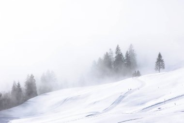 Sisli asgari kış manzarası Kros kayak pisti