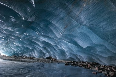 Morteratsch Buzulu, Grison, İsviçre 'deki bir buz mağarasında ilginç desenleri olan yan duvar.