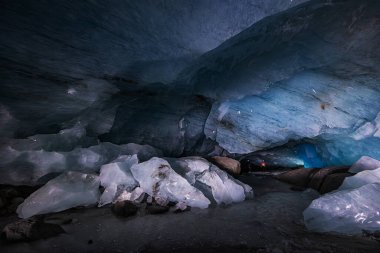 İçerisinde buz kalıntıları, Morteratsch Buzulu, Grisonlar, İsviçre