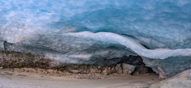 Büyük çökmüş çatlaklarla ve İsviçre 'nin Morteratsch Buzulu (Mart 2025) ile tehlikeli buz mağarası girişi)