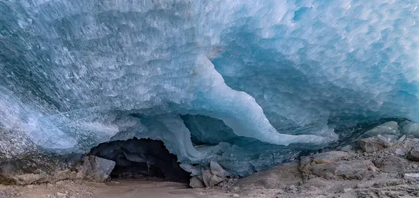 Büyük çökmüş çatlaklarla ve İsviçre 'nin Morteratsch Buzulu (Mart 2025) ile tehlikeli buz mağarası girişi)