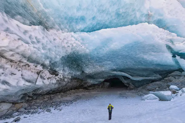 İsviçre 'nin Morteratsch Buzulu' nun (Mart 2025) üzerinde kocaman çökmüş çatlakları bulunan bir buz mağarası girişi)