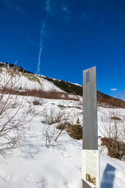 Moteratsch, İsviçre - 27 Mart. 2025: Buzul dilinin olduğu 1995 yılının yürüyüş yolu üzerindeki bilgi plakası. Orijinal buzulun üzerinde solda, morfin tabakası görülebilir..