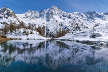 İsviçre Alpleri 'ndeki Lac Bleu Dağı' nda Dent de Veisivi ve Dent di Perroc zirvelerine karşı