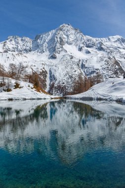 Dent de Veisivi Dağı ve Dent di Perroc tepeleri ile birlikte Arolla 'nın yüksek Alpler dağı Lac Bleu (2090 m yukarıda) kışın görülebilir.