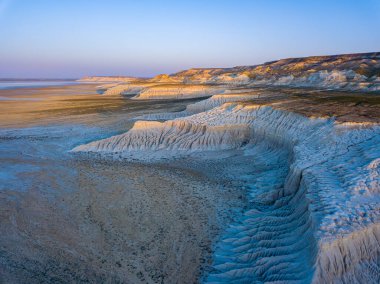 Sabahleyin Tuzbair tuz bataklığının üzerinde İHA ile hava görüntüsü, Mangystau, Batı Kazakistan