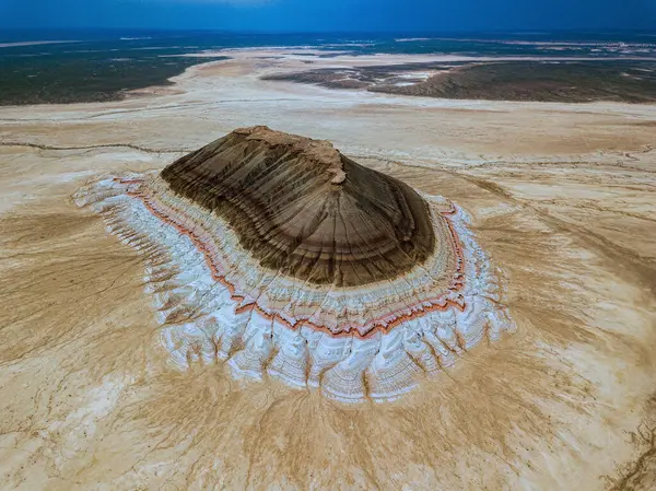 Gora Bokty Dağı 'nın renkli tabakasıyla Tiramisu pastası gibi havadan görünüşü. Mangystau, Kazakistan