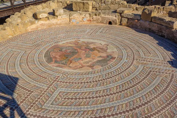 Paphos, Kıbrıs - 11 Ekim. 2017: Theseus 'un Evi' ndeki iyi korunmuş mozaikler: Theseus, Minotor 'u öldürüyor. Güney Kıbrıs Arkeoloji Parkı