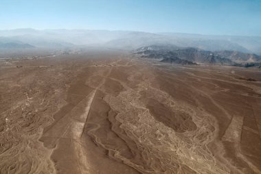 Nazca Çizgileri trapezyum geoglifler ve Peru 'da kocaman bir ok başı.
