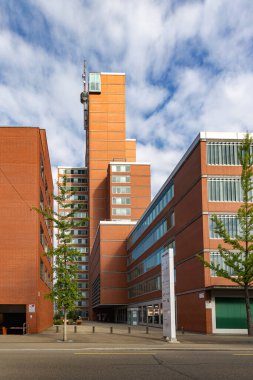 Winterthur, Switezrland - Temmuz 09. 2025: Kırmızı Kule ve çeşitli eğitim enstitüleri ve işletme şirketlerine ev sahipliği yapan yapı kompleksi. 