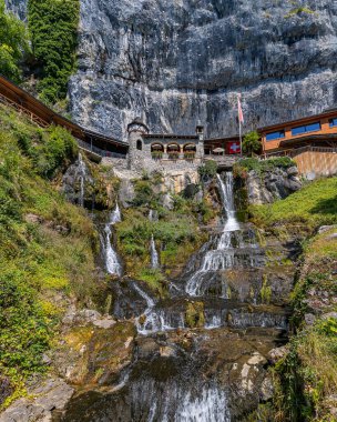 Beatenberg, İsviçre - 07 Ağustos. 2025: St. Beatus Mağarası ve şelaleler, İsviçre. Thun Gölü boyunca turistik alanlardan biridir..