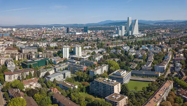 İsviçre 'nin en büyük üçüncü şehri olan Basel' in eski ve modern parçaları göz önünde bulundurularak yapılan hava manzarası..