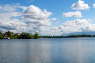 Alaska 'daki Wasilla Gölü üzerinde güzel bir gökyüzü manzarası.