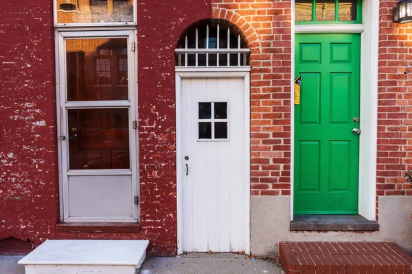 Три Двери Этом Районе Феллс Поинт Балтимор — стоковое фото
