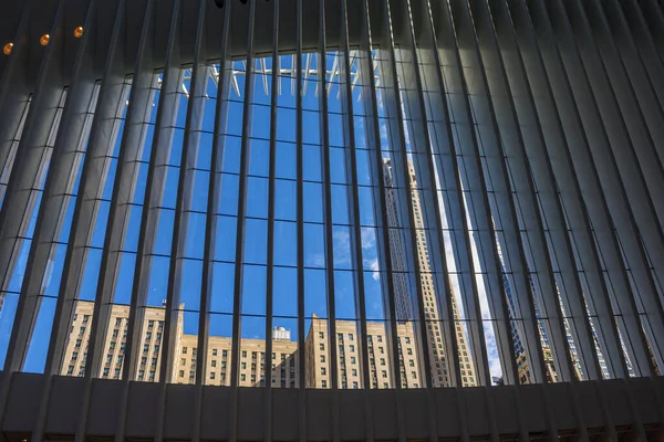 Vista Del Edificio Oficinas Del Centro Ciudad Través Moderna Pared —  Fotos de Stock