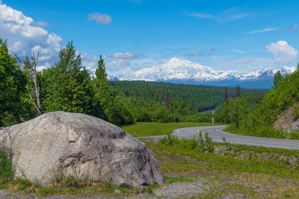阿拉斯加州德纳利国家公园路上的一块大石头和德纳利 — 图库照片