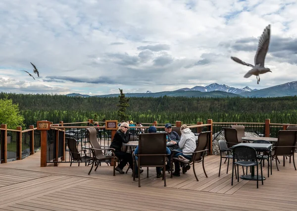 Denali Park Alaska June Guests Relax Deck Wilderness Lodge June — Stock Photo, Image