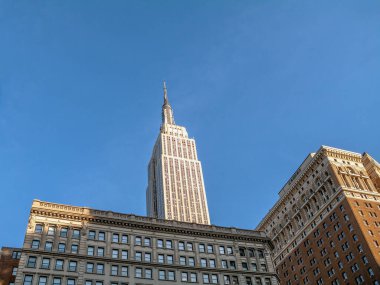 Klasik New York City mimarisi New York 'taki Empire State Binası' nı çerçeveledi.