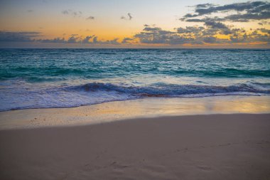 Punta Cana Dominik Cumhuriyeti 'nde güneş doğarken Karayip kumları.