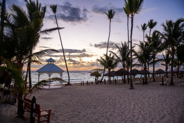 Punta Cana, Dominik Cumhuriyeti 'nde güneş doğduktan hemen sonra bir plaj sahnesi..