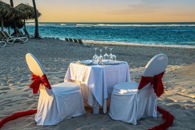 Punta Cana, Dominik Cumhuriyeti sahilinde romantik bir masa..