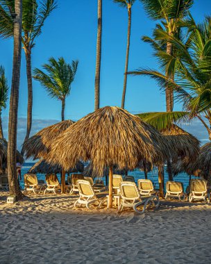 Mavi gökyüzü ve Dominik Cumhuriyeti 'nde Punta Cana' da güzel bir plaj..