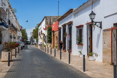 SANTO DOMINGO - 30 Mart - Bir kaldırım taşı caddesi ve ilginç mimari 30 Mart 2023 tarihinde Santo Domingo, Dominik Cumhuriyeti.
