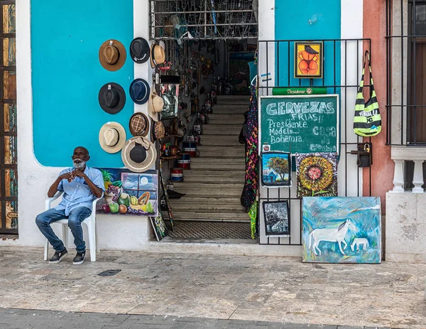 Santo Domingo Mars Lokal Butiksägare Sitter Utanför Butiken Den Mars — Stockfoto