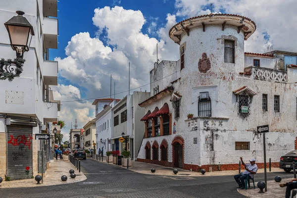 圣地亚哥 3月30日 2023年3月30日在多米尼加共和国圣多明各 一个有着有趣建筑的古老街道景观 — 图库照片