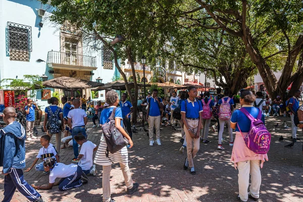 サントドミンゴ 2023年3月30日 ドミニカ共和国のサントドミンゴで 2023年3月30日にドミニカ共和国の制服を着たドミニカ共和国の学校の子供たち — ストック写真