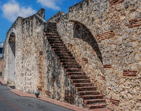 多米尼加共和国圣多明各的具有历史意义的带有殖民城台阶的隔离墙 — 图库照片