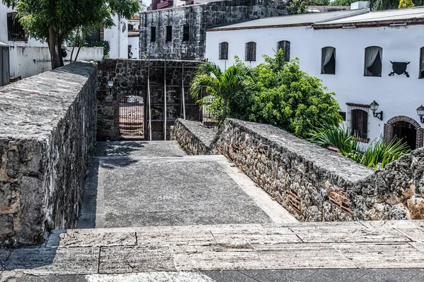 ドミニカ共和国サントドミンゴのコロニアルシティの要塞の壁の後ろ — ストック写真