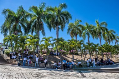 SANTO DOMINGO - 30 Mart - 30 Mart 2023 'te Sömürge Şehri' nde Dominik Cumhuriyeti 'nin Santo Domingo kentinde bir kalabalık.