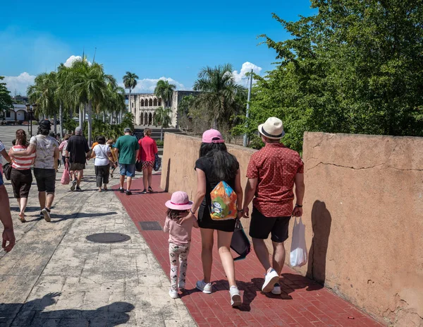 人们喜欢在多米尼加共和国的圣多明各散步 — 图库照片