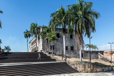 SANTO DOMINGO - 30 Mart - 30 Mart 2023 tarihinde Dominik Cumhuriyeti 'nin Santo Domingo şehrinin tarihi mimarisine uzanan birçok adım.