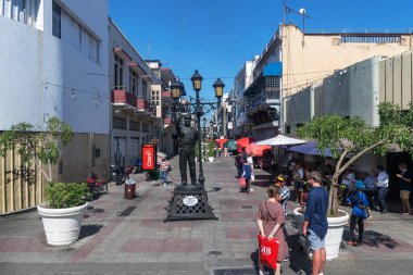 SANTO DOMINGO - 30 Mart 2023 'te Santo Domingo, Dominik Cumhuriyeti' nde şehir merkezinde turistler.