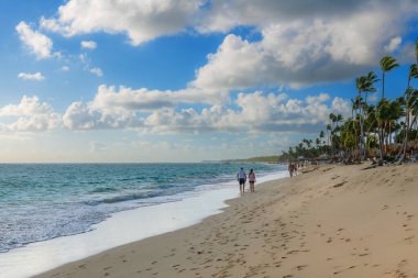 Punta Cana sahilinde yürümek için güzel bir sabah, Dominik Cumhuriyeti.