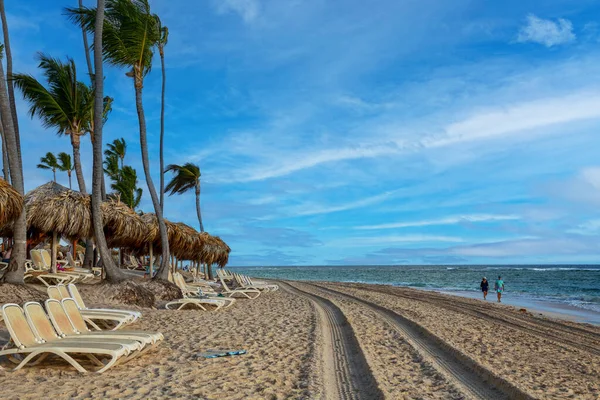 Punta Cana Dominican Republic March Couple Walks Groomed Beach Early — Stock Photo, Image