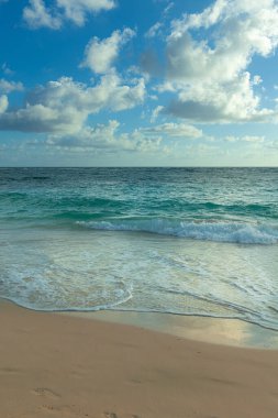 Punta Cana 'daki bu sakin kumsalda turkuaz renkli deniz, Dominik Cumhuriyeti.