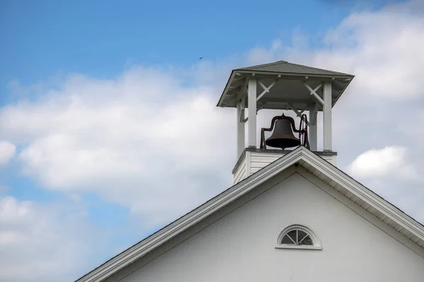 宾夕法尼亚一座旧木制教堂屋顶上的教堂钟 — 图库照片