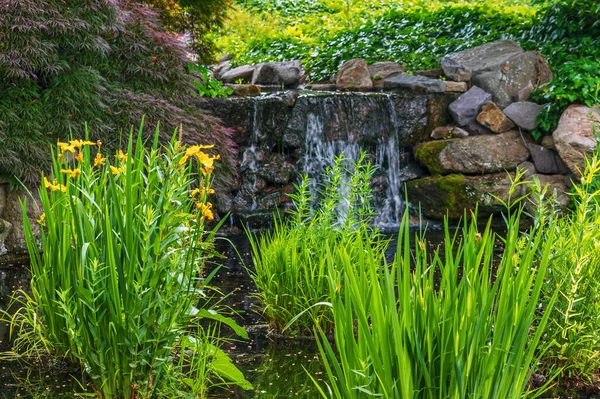 ニューホープペンシルベニア州の近くの美しい装飾庭園の滝 — ストック写真