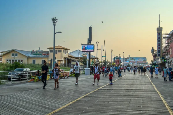 Atlantic City New Jersey Lipca Zatłoczona Promenada Lipca 2023 Roku — Zdjęcie stockowe