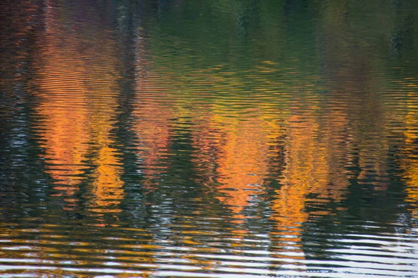 新泽西州马那拉潘一个池塘上的秋天波纹 — 图库照片