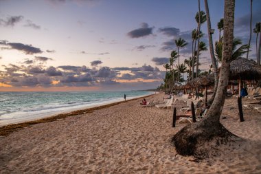 Punta Cana, Dominik Cumhuriyeti 'nde güneş doğduktan hemen sonra sakin bir sahil..