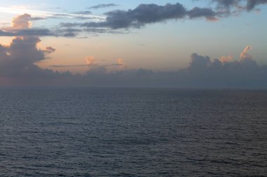 Güneş doğmadan önce huzurlu bir gökyüzü ile Karayip Denizi.